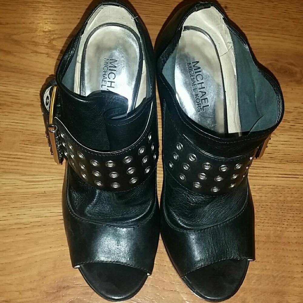 Michael Kors super cute 8m booties
